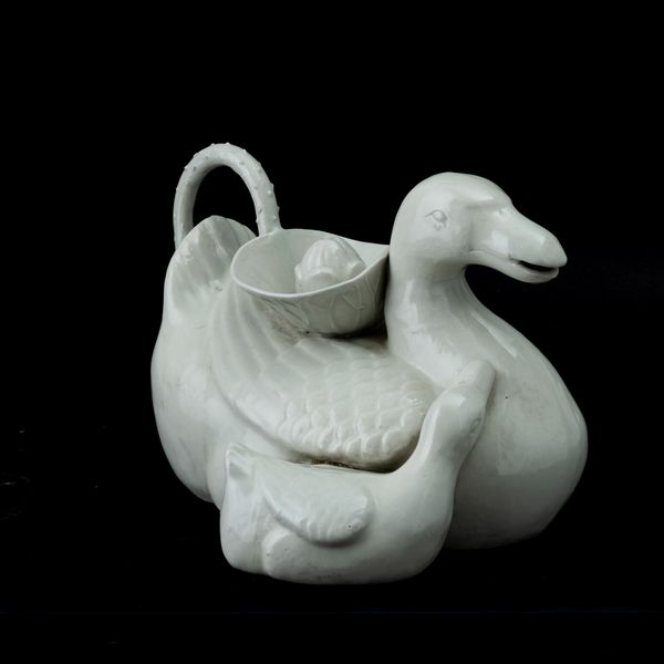 Versatoio in porcellana bianca raffigurante paperelle, Cina, Dinastia Qing, prima met XIX secolo  - Asta Fine Asian Works of Art - Associazione Nazionale - Case d'Asta italiane