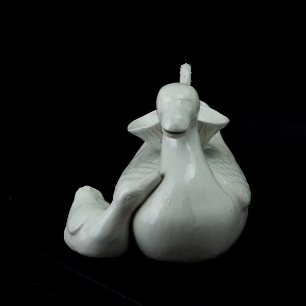 Versatoio in porcellana bianca raffigurante paperelle, Cina, Dinastia Qing, prima met XIX secolo  - Asta Fine Asian Works of Art - Associazione Nazionale - Case d'Asta italiane