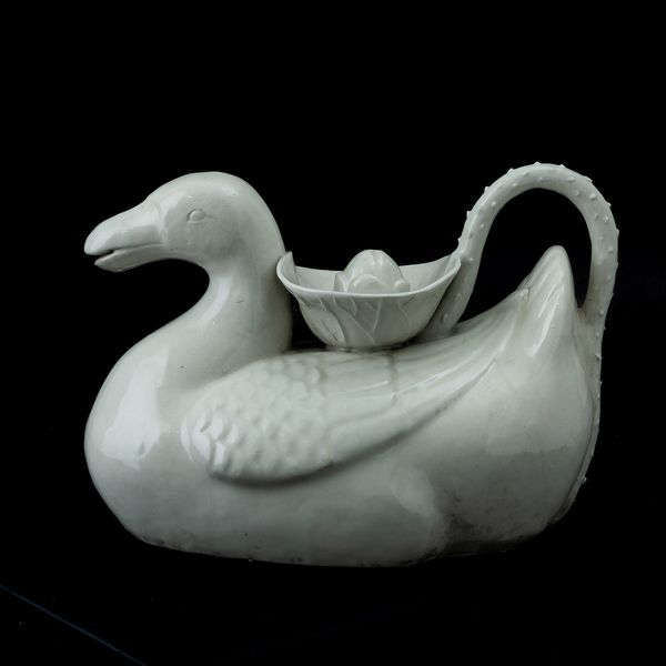 Versatoio in porcellana bianca raffigurante paperelle, Cina, Dinastia Qing, prima met XIX secolo  - Asta Fine Asian Works of Art - Associazione Nazionale - Case d'Asta italiane