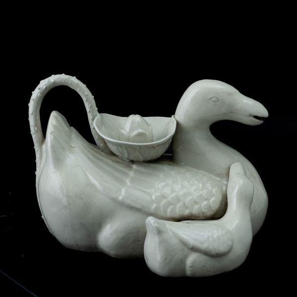 Versatoio in porcellana bianca raffigurante paperelle, Cina, Dinastia Qing, prima met XIX secolo  - Asta Fine Asian Works of Art - Associazione Nazionale - Case d'Asta italiane