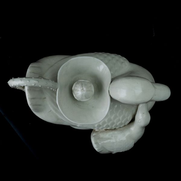 Versatoio in porcellana bianca raffigurante paperelle, Cina, Dinastia Qing, prima met XIX secolo  - Asta Fine Asian Works of Art - Associazione Nazionale - Case d'Asta italiane