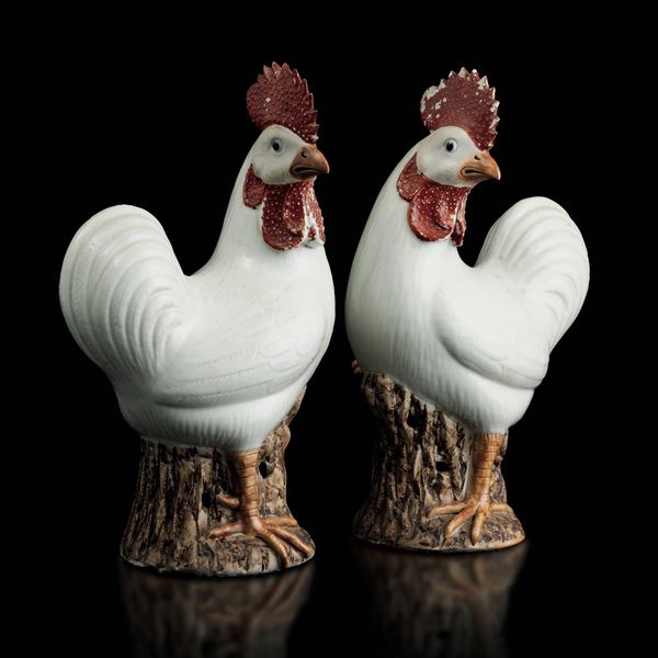 Coppia di figure di galli in porcellana con invetriatura bianca, cresta e collo a smalto rosso, Cina, Dinastia Qing, XVIII secolo  - Asta Fine Asian Works of Art - Associazione Nazionale - Case d'Asta italiane