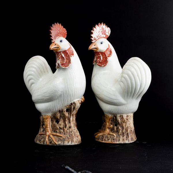 Coppia di figure di galli in porcellana con invetriatura bianca, cresta e collo a smalto rosso, Cina, Dinastia Qing, XVIII secolo  - Asta Fine Asian Works of Art - Associazione Nazionale - Case d'Asta italiane