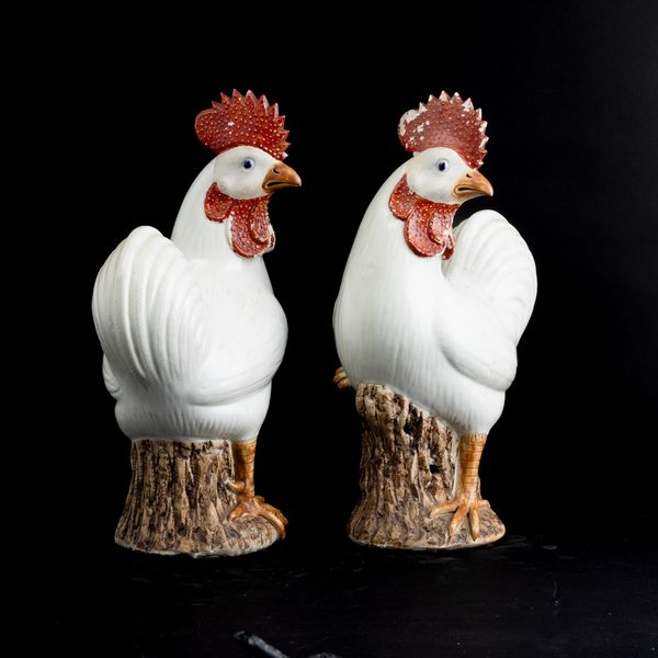 Coppia di figure di galli in porcellana con invetriatura bianca, cresta e collo a smalto rosso, Cina, Dinastia Qing, XVIII secolo  - Asta Fine Asian Works of Art - Associazione Nazionale - Case d'Asta italiane