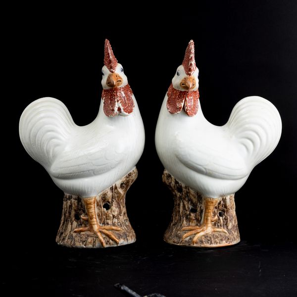 Coppia di figure di galli in porcellana con invetriatura bianca, cresta e collo a smalto rosso, Cina, Dinastia Qing, XVIII secolo  - Asta Fine Asian Works of Art - Associazione Nazionale - Case d'Asta italiane