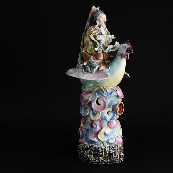 Grande figura in porcellana policroma raffigurante saggio a cavallo di un gallo, Dinastia Qing, fine XIX secolo  - Asta Fine Asian Works of Art - Associazione Nazionale - Case d'Asta italiane