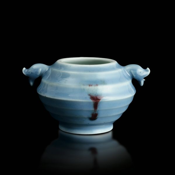 Piccolo vaso sagomato in porcellana Claire de Lune in stile Jun, Cina, Dinastia Qing, XIX secolo  - Asta Fine Asian Works of Art - Associazione Nazionale - Case d'Asta italiane