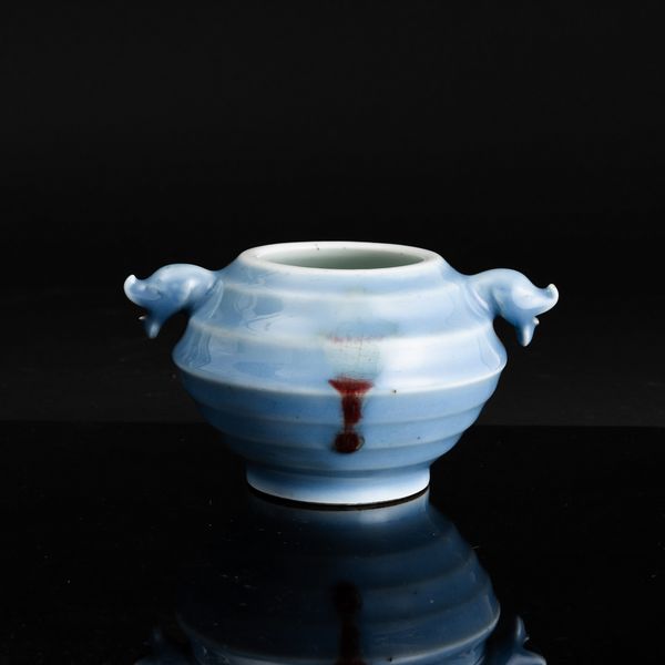 Piccolo vaso sagomato in porcellana Claire de Lune in stile Jun, Cina, Dinastia Qing, XIX secolo  - Asta Fine Asian Works of Art - Associazione Nazionale - Case d'Asta italiane
