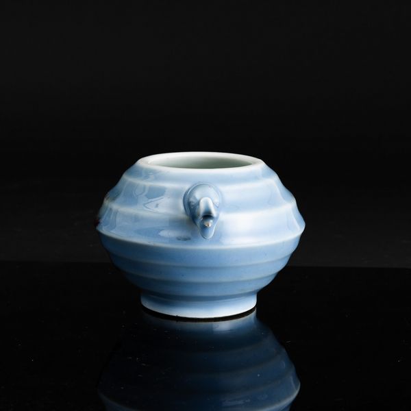 Piccolo vaso sagomato in porcellana Claire de Lune in stile Jun, Cina, Dinastia Qing, XIX secolo  - Asta Fine Asian Works of Art - Associazione Nazionale - Case d'Asta italiane