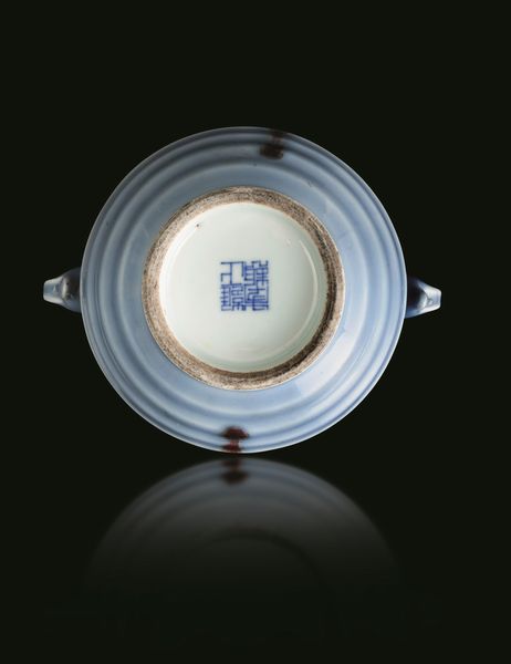 Piccolo vaso sagomato in porcellana Claire de Lune in stile Jun, Cina, Dinastia Qing, XIX secolo  - Asta Fine Asian Works of Art - Associazione Nazionale - Case d'Asta italiane
