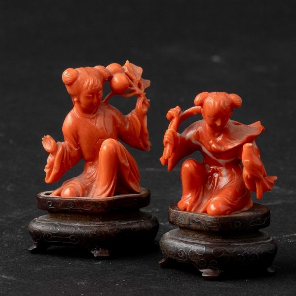 Coppia di figure di bambine in corallo, Cina, Dinastia Qing, XIX secolo  - Asta Fine Asian Works of Art - Associazione Nazionale - Case d'Asta italiane