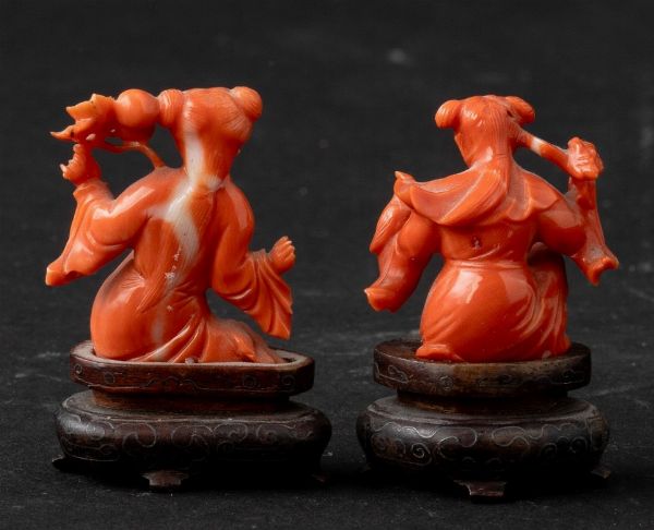 Coppia di figure di bambine in corallo, Cina, Dinastia Qing, XIX secolo  - Asta Fine Asian Works of Art - Associazione Nazionale - Case d'Asta italiane