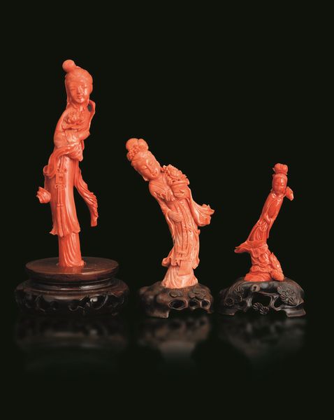Lotto di tre figure di Guanyin scolpite in corallo, Cina, Dinastia Qing, XIX secolo  - Asta Fine Asian Works of Art - Associazione Nazionale - Case d'Asta italiane