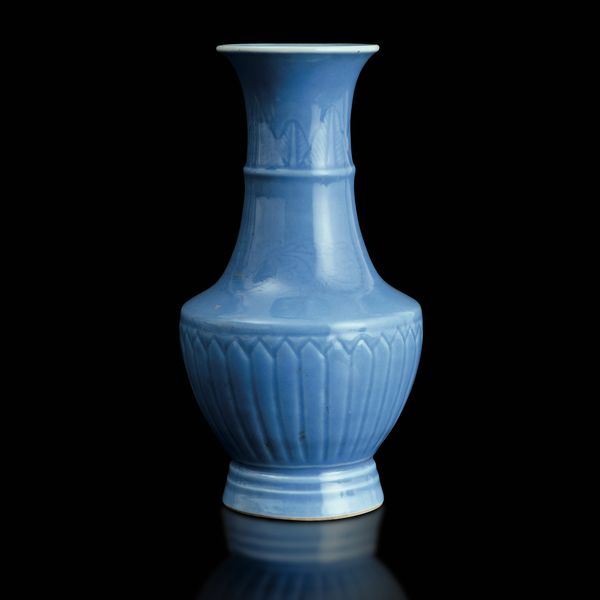 Vaso in porcellana Claire de Lune con incisioni e decoro a rilievo, Cina, Dinastia Qing, XIX secolo  - Asta Fine Asian Works of Art - Associazione Nazionale - Case d'Asta italiane