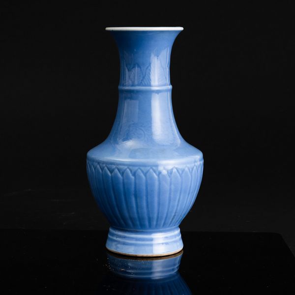 Vaso in porcellana Claire de Lune con incisioni e decoro a rilievo, Cina, Dinastia Qing, XIX secolo  - Asta Fine Asian Works of Art - Associazione Nazionale - Case d'Asta italiane