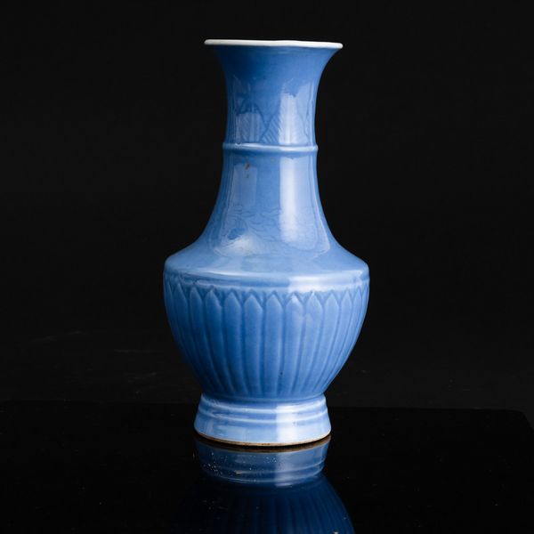 Vaso in porcellana Claire de Lune con incisioni e decoro a rilievo, Cina, Dinastia Qing, XIX secolo  - Asta Fine Asian Works of Art - Associazione Nazionale - Case d'Asta italiane