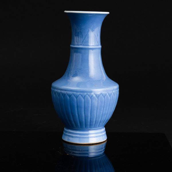 Vaso in porcellana Claire de Lune con incisioni e decoro a rilievo, Cina, Dinastia Qing, XIX secolo  - Asta Fine Asian Works of Art - Associazione Nazionale - Case d'Asta italiane