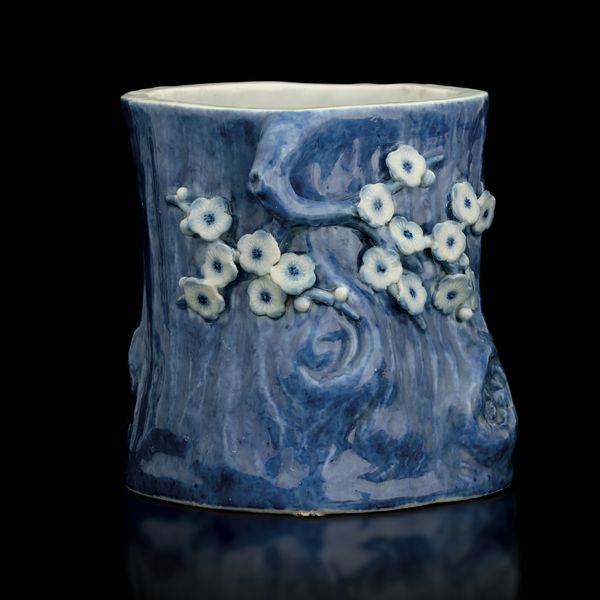 Vaso in porcellana a guisa di tronco d'albero con fiori e iscrizioni, marchio Zhu Lin Ju Shi e Dao Guang Nian Zhi, Cina, Dinastia Qing, epoca Daoguang (1821-1850)  - Asta Fine Asian Works of Art - Associazione Nazionale - Case d'Asta italiane