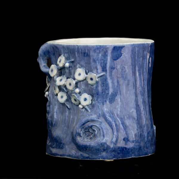 Vaso in porcellana a guisa di tronco d'albero con fiori e iscrizioni, marchio Zhu Lin Ju Shi e Dao Guang Nian Zhi, Cina, Dinastia Qing, epoca Daoguang (1821-1850)  - Asta Fine Asian Works of Art - Associazione Nazionale - Case d'Asta italiane