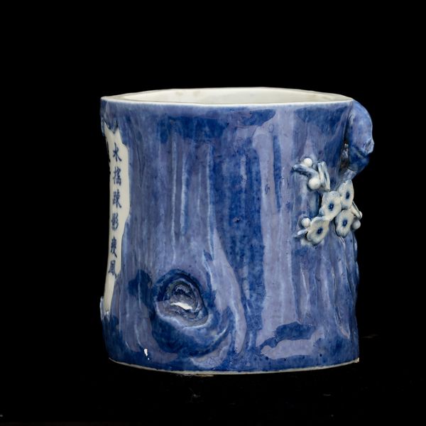 Vaso in porcellana a guisa di tronco d'albero con fiori e iscrizioni, marchio Zhu Lin Ju Shi e Dao Guang Nian Zhi, Cina, Dinastia Qing, epoca Daoguang (1821-1850)  - Asta Fine Asian Works of Art - Associazione Nazionale - Case d'Asta italiane