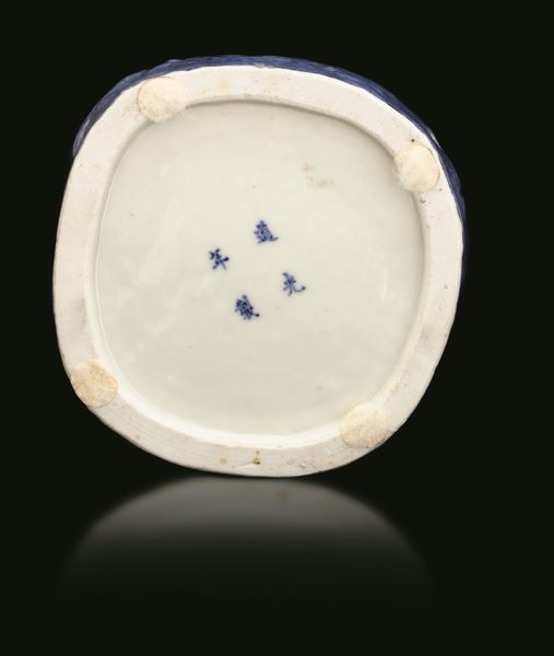 Vaso in porcellana a guisa di tronco d'albero con fiori e iscrizioni, marchio Zhu Lin Ju Shi e Dao Guang Nian Zhi, Cina, Dinastia Qing, epoca Daoguang (1821-1850)  - Asta Fine Asian Works of Art - Associazione Nazionale - Case d'Asta italiane