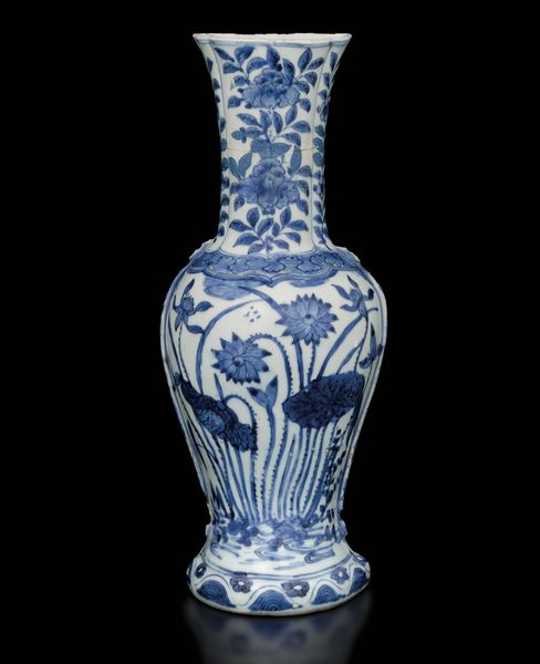 Vaso in porcellana bianca e blu con motivi floreali con iscrizioni sul retro, Cina, Dinastia Ming, marca e del periodo Wanli (1600-1620)  - Asta Fine Asian Works of Art - Associazione Nazionale - Case d'Asta italiane