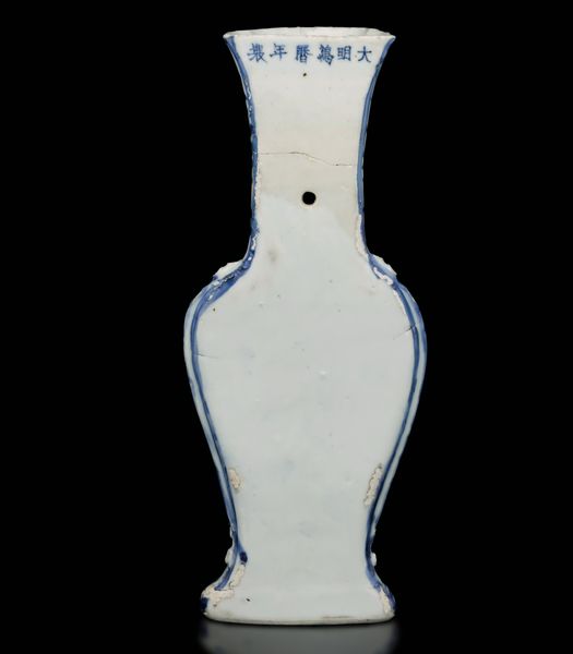 Vaso in porcellana bianca e blu con motivi floreali con iscrizioni sul retro, Cina, Dinastia Ming, marca e del periodo Wanli (1600-1620)  - Asta Fine Asian Works of Art - Associazione Nazionale - Case d'Asta italiane
