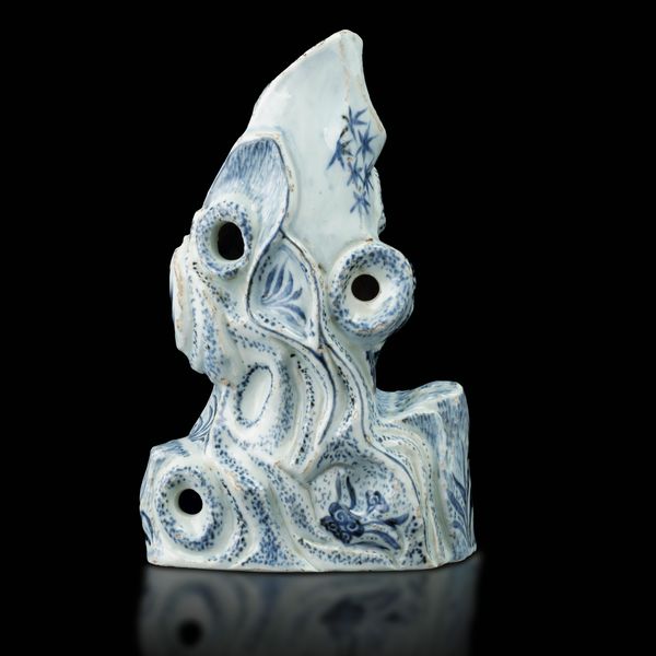 Figura di montagna in porcellana bianca e blu, Cina, Dinastia Qing, XVII secolo  - Asta Fine Asian Works of Art - Associazione Nazionale - Case d'Asta italiane