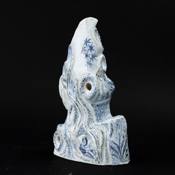 Figura di montagna in porcellana bianca e blu, Cina, Dinastia Qing, XVII secolo  - Asta Fine Asian Works of Art - Associazione Nazionale - Case d'Asta italiane