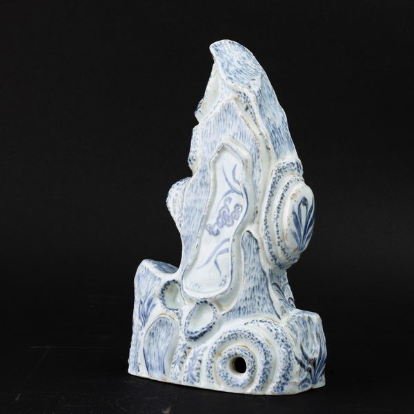 Figura di montagna in porcellana bianca e blu, Cina, Dinastia Qing, XVII secolo  - Asta Fine Asian Works of Art - Associazione Nazionale - Case d'Asta italiane