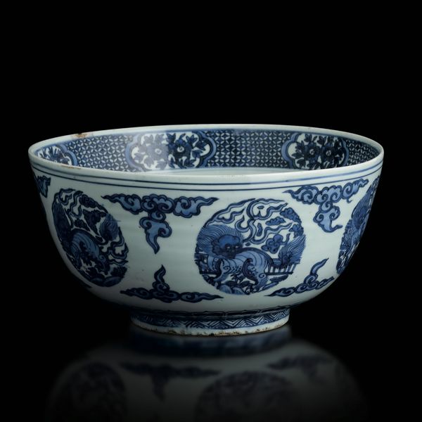 Ciotola in porcellana bianca e blu con motivi naturalistici, Cina, Dinastia Ming, marca Fu Gui Gui Qi  - Asta Fine Asian Works of Art - Associazione Nazionale - Case d'Asta italiane