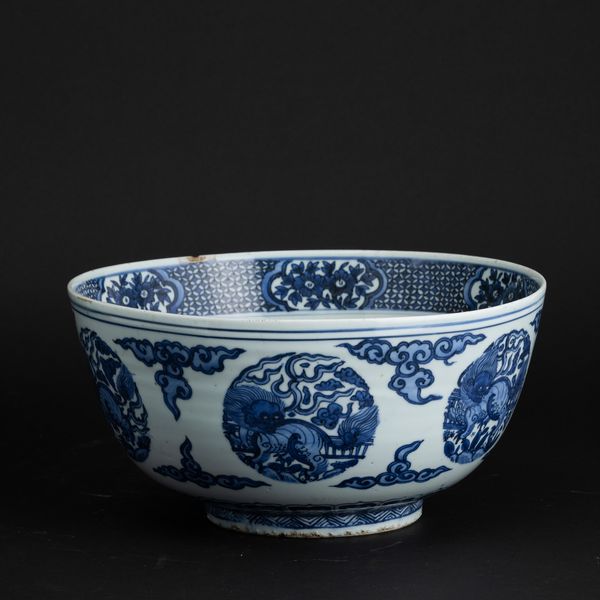 Ciotola in porcellana bianca e blu con motivi naturalistici, Cina, Dinastia Ming, marca Fu Gui Gui Qi  - Asta Fine Asian Works of Art - Associazione Nazionale - Case d'Asta italiane