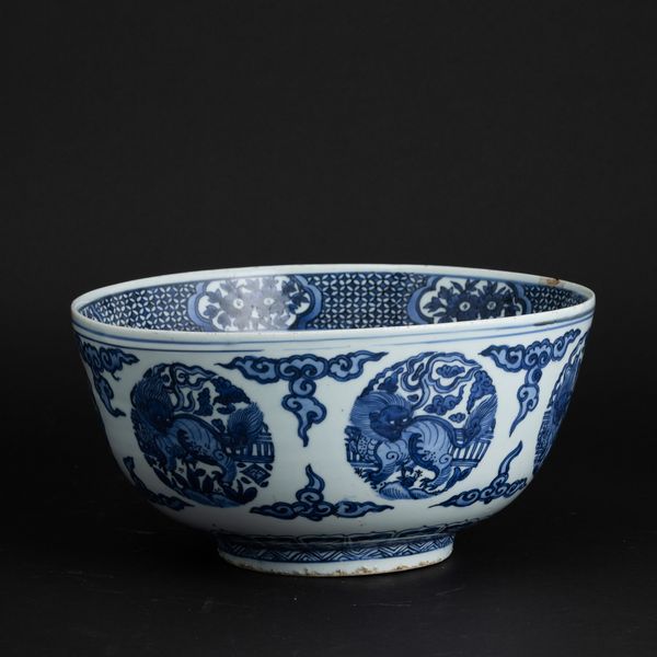 Ciotola in porcellana bianca e blu con motivi naturalistici, Cina, Dinastia Ming, marca Fu Gui Gui Qi  - Asta Fine Asian Works of Art - Associazione Nazionale - Case d'Asta italiane