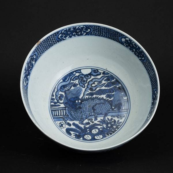 Ciotola in porcellana bianca e blu con motivi naturalistici, Cina, Dinastia Ming, marca Fu Gui Gui Qi  - Asta Fine Asian Works of Art - Associazione Nazionale - Case d'Asta italiane