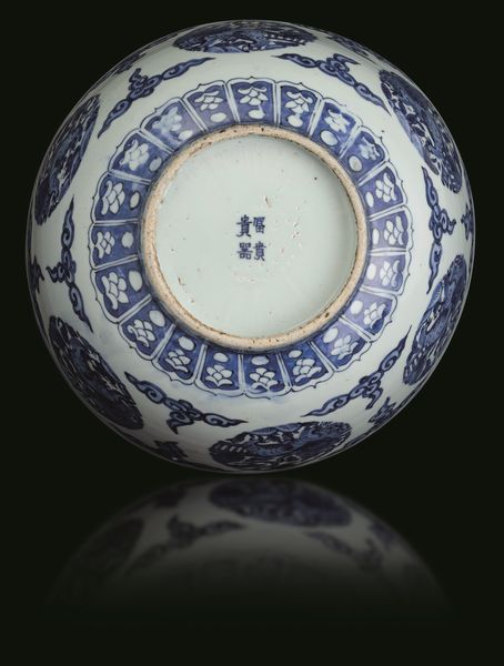 Ciotola in porcellana bianca e blu con motivi naturalistici, Cina, Dinastia Ming, marca Fu Gui Gui Qi  - Asta Fine Asian Works of Art - Associazione Nazionale - Case d'Asta italiane