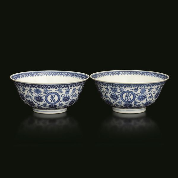 Coppia di ciotole in porcellana bianca e blu a motivi floreali, Cina, Dinastia Qing, marca e del periodo Daoguang Dingwei Wen Lang Shan Zhi: ventisettesimo anno della epoca Daoguang (1821-1850), 1847  - Asta Fine Asian Works of Art - Associazione Nazionale - Case d'Asta italiane