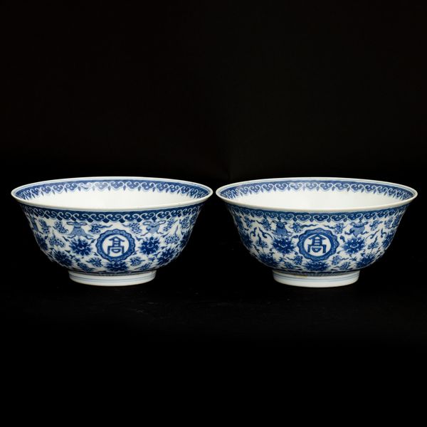 Coppia di ciotole in porcellana bianca e blu a motivi floreali, Cina, Dinastia Qing, marca e del periodo Daoguang Dingwei Wen Lang Shan Zhi: ventisettesimo anno della epoca Daoguang (1821-1850), 1847  - Asta Fine Asian Works of Art - Associazione Nazionale - Case d'Asta italiane