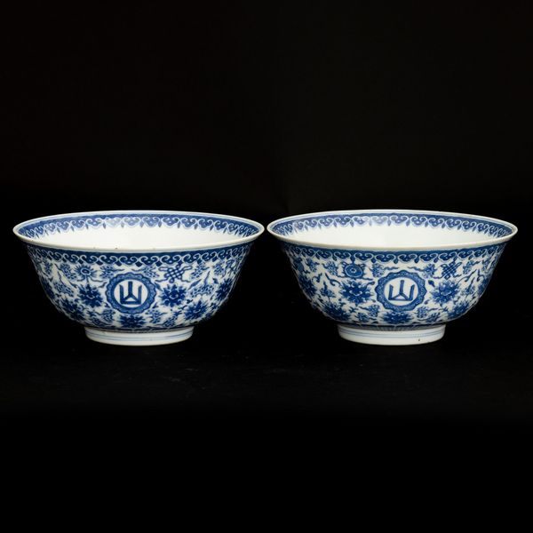 Coppia di ciotole in porcellana bianca e blu a motivi floreali, Cina, Dinastia Qing, marca e del periodo Daoguang Dingwei Wen Lang Shan Zhi: ventisettesimo anno della epoca Daoguang (1821-1850), 1847  - Asta Fine Asian Works of Art - Associazione Nazionale - Case d'Asta italiane
