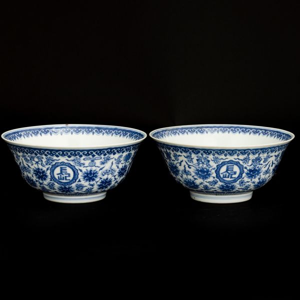 Coppia di ciotole in porcellana bianca e blu a motivi floreali, Cina, Dinastia Qing, marca e del periodo Daoguang Dingwei Wen Lang Shan Zhi: ventisettesimo anno della epoca Daoguang (1821-1850), 1847  - Asta Fine Asian Works of Art - Associazione Nazionale - Case d'Asta italiane