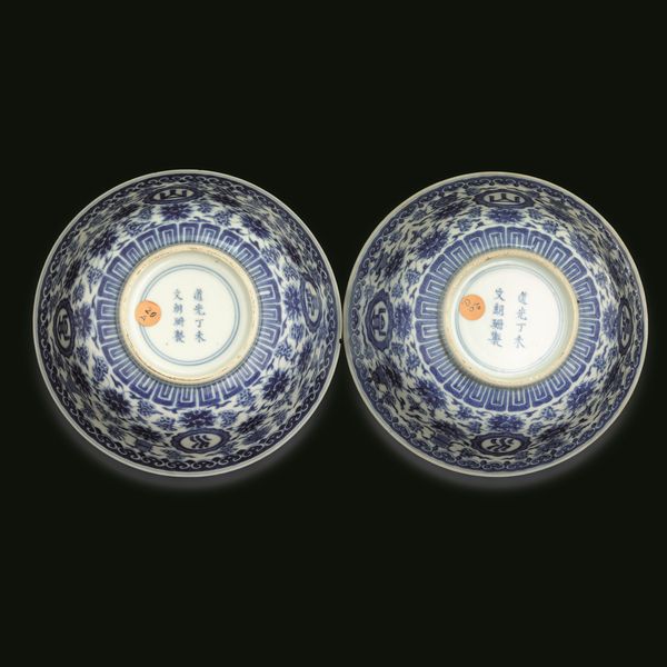 Coppia di ciotole in porcellana bianca e blu a motivi floreali, Cina, Dinastia Qing, marca e del periodo Daoguang Dingwei Wen Lang Shan Zhi: ventisettesimo anno della epoca Daoguang (1821-1850), 1847  - Asta Fine Asian Works of Art - Associazione Nazionale - Case d'Asta italiane