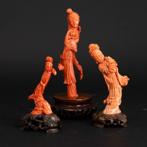 Lotto di tre figure di Guanyin scolpite in corallo, Cina, Dinastia Qing, XIX secolo  - Asta Fine Asian Works of Art - Associazione Nazionale - Case d'Asta italiane