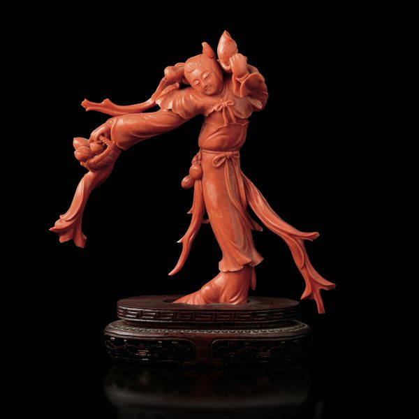 Figura di fanciulla in corallo con cesto di frutta, Cina, Dinastia Qing, XIX secolo  - Asta Fine Asian Works of Art - Associazione Nazionale - Case d'Asta italiane