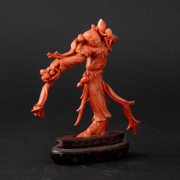 Figura di fanciulla in corallo con cesto di frutta, Cina, Dinastia Qing, XIX secolo  - Asta Fine Asian Works of Art - Associazione Nazionale - Case d'Asta italiane