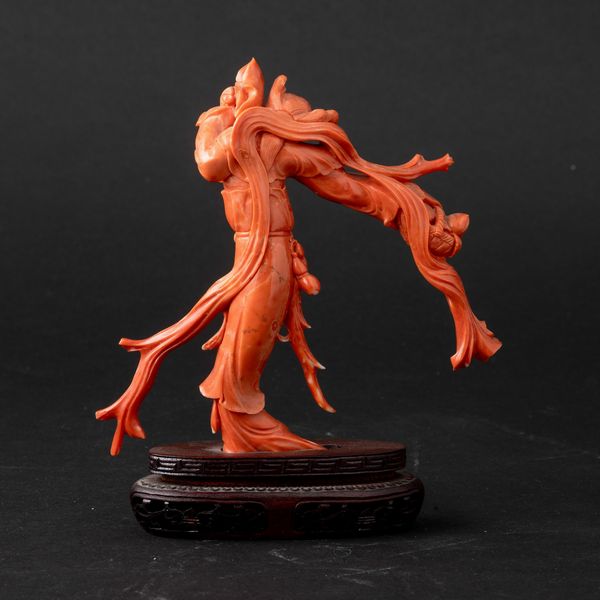 Figura di fanciulla in corallo con cesto di frutta, Cina, Dinastia Qing, XIX secolo  - Asta Fine Asian Works of Art - Associazione Nazionale - Case d'Asta italiane