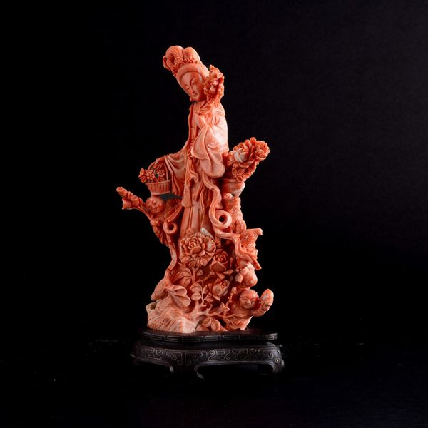 Figura in corallo scolpito raffigurante Guanyin, Cina, XIX secolo  - Asta Fine Asian Works of Art - Associazione Nazionale - Case d'Asta italiane