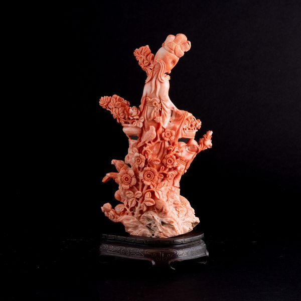 Figura in corallo scolpito raffigurante Guanyin, Cina, XIX secolo  - Asta Fine Asian Works of Art - Associazione Nazionale - Case d'Asta italiane
