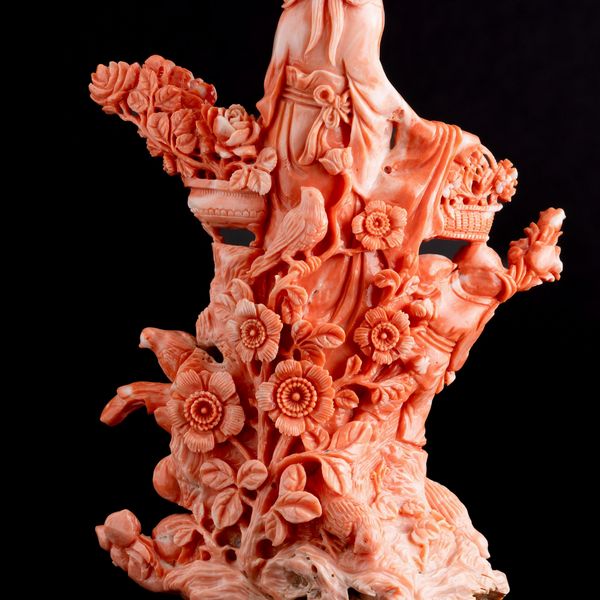 Figura in corallo scolpito raffigurante Guanyin, Cina, XIX secolo  - Asta Fine Asian Works of Art - Associazione Nazionale - Case d'Asta italiane