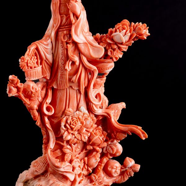 Figura in corallo scolpito raffigurante Guanyin, Cina, XIX secolo  - Asta Fine Asian Works of Art - Associazione Nazionale - Case d'Asta italiane