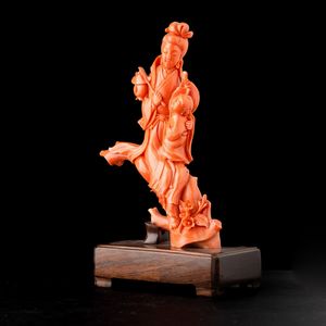 Figura raffigurante Guanyin con bambino scolpita in corallo, Cina, Dinastia Qing, XIX secolo  - Asta Fine Asian Works of Art - Associazione Nazionale - Case d'Asta italiane