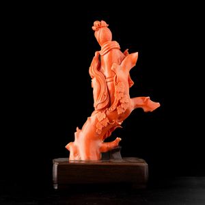 Figura raffigurante Guanyin con bambino scolpita in corallo, Cina, Dinastia Qing, XIX secolo  - Asta Fine Asian Works of Art - Associazione Nazionale - Case d'Asta italiane